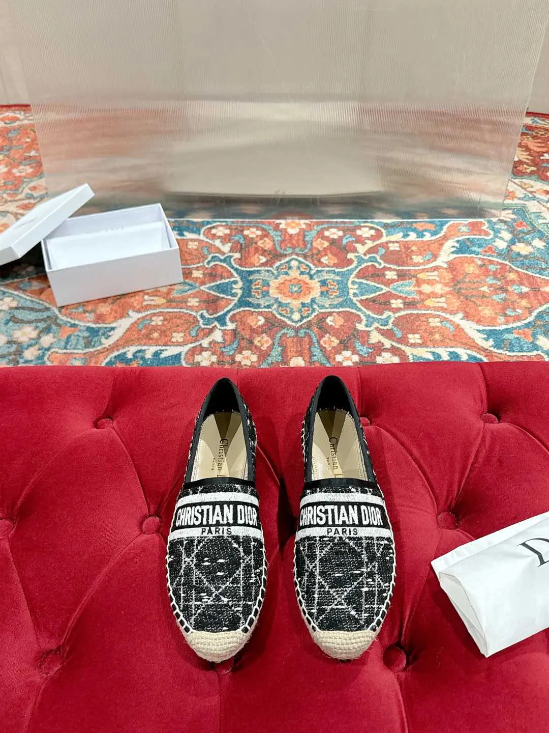 👟👟Ex-factory price 460👟👟 Dior DIOR's new popular early spring fisherman shoes 🆕 Simple, elegant and fashionable, timeless and timeless, it is a classic that will never fade away in the fashion circle, retro fisherman shoes. Original hand-woven surface, electric embroidery technology! Specific cloth surface and rubber outsole. Code number: 35-39 (40.41 customized, non-refundable)